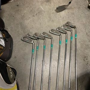 Woman’s golf set Mac Gregor 8 pc set in Right handed